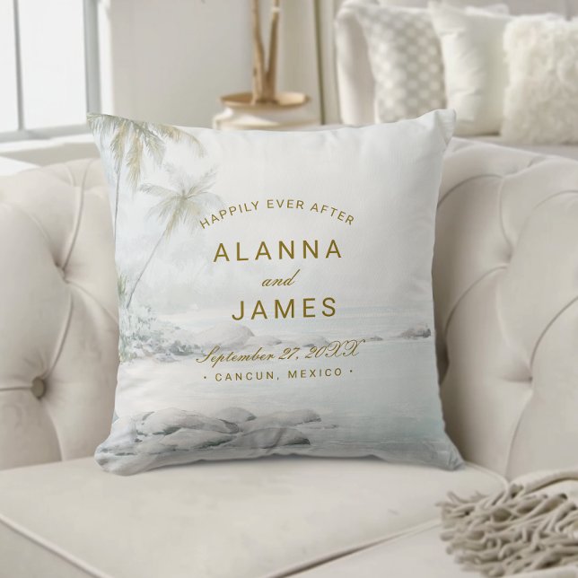 Almofada de recordação de casamento tropical com a (Personalized beach wedding pillow with “Alanna and James” text on a cream tufted couch.)