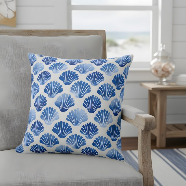 Almofada Decor de Coluna Azul de Cores de Água Moderna (Add a splash of seaside charm to your living space with this blue seashell throw pillow.)