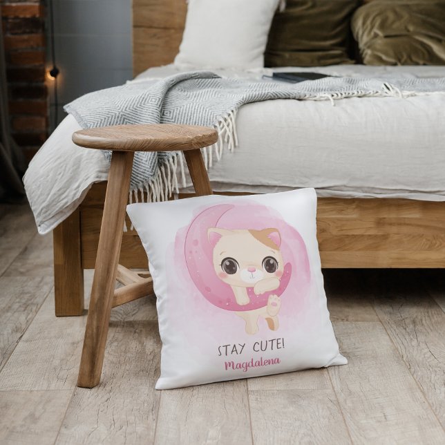 Almofada Decor de Enfermeiro Rosa Personalizado de Kitten (A cute nursery pillow for all cat lovers with a cute kitty hanging from the pink half moon.)