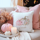 Almofada Decoração da Abóbora Branca e Rosa<br><div class="desc">Cai na magia da estação com o Travesseiro Pumpkins e Pumpkins branco e encantador! Perfeitamente trabalhado para o seu quarto, este travesseiro traz uma explosão de alegria no outono. As matizes brancas, cor-de-rosa vibrante e frescas se misturam perfeitamente, apresentando um charmoso design de abóbora. Ideal para sessões confortáveis, tempos de...</div>