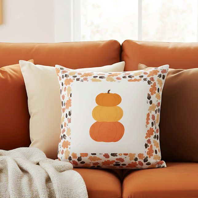 Almofada Decoração de Outono para Casa com Abóboras Empilha (Autumn pumpkin pillow with leaf pattern brings charm to a cozy warm-toned sofa.)