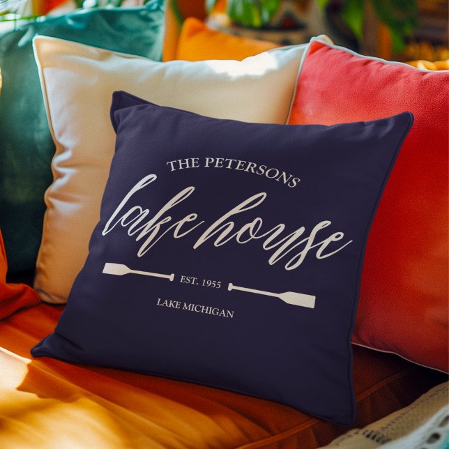 Almofada Decoração Personalizada Náutica Do Aluguer Do Lago (Custom pillow for lake house decor Family Name Oar Navy Blue Nautical Rustic)