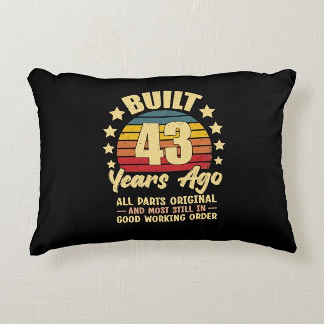 Almofada Decorativa 43 Anos Atrás Todas as Peças Originais Aniversário (Frente)