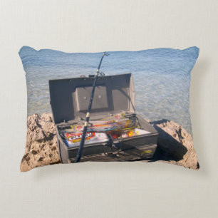 Almofada Decorativa A Caixa De Pesca E O Arco Pelos Lados Da Costa,