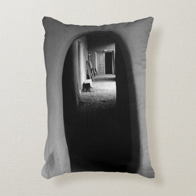 Almofada Decorativa Adobe Passageway: foto em preto e branco (Frente(Vertical))