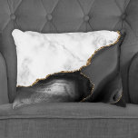 Almofada Decorativa Agato Preto Gilberto Marble Branco<br><div class="desc">O mármore branco legante e o agato preto dourado com falso dourado combinam-se neste travesseiro de sotaque luxuoso.</div>