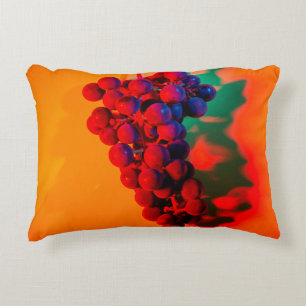 Almofada Decorativa Agrupamento de uva azul em luz neon laranja. COMID