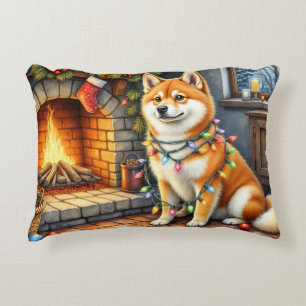 Almofada Decorativa Akita Sentado ao Lado da Lareira com Luzes de Nata