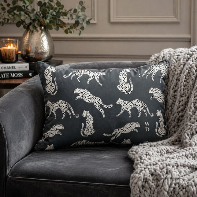 Almofada Decorativa | Almofada Lombar Estampa Chit (A stylish cheetah pattern throw pillow with fashion led appeal and monogram initials.)