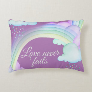 Almofada Decorativa Amor Nunca Falha Arco-Íris