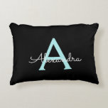Almofada Decorativa Aqua Teal Blue Script Girly Monographic Name<br><div class="desc">Nome do Monograma e Travesseiro Inicial do Script Azul-Teal Negro e Aqua. O travesseiro faz o doce e perfeito presente de 16 anos,  casamento,  chá de panela,  chá de fraldas ou festa de solteira para alguém que decora seu quarto em ouro rosa.</div>