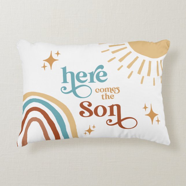 Almofada Decorativa Aqui vem o Chá de fraldas do Filho do Sol (Frente)