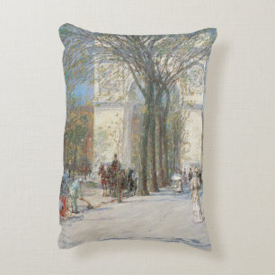 Almofada Decorativa Arco de Washington, Primavera por Frederick Childe