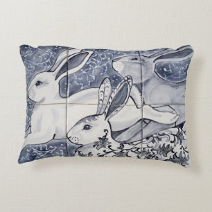 Almofada Decorativa Arte Azulejo Chinoiserie com Coelho Azul de Três