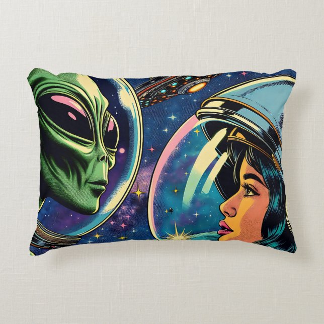 Almofada Decorativa Astronauta feminino encontra Alienígena extraterre (Frente)
