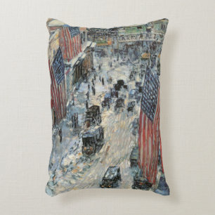 Almofada Decorativa Bandeiras na Rua 57 por Frederick Childe Hassam