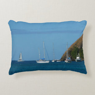 Almofada Decorativa Barcos à vela na Baía de Branco e Azul Náutico