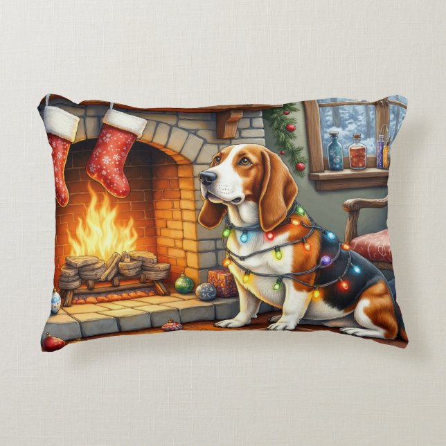 Almofada Decorativa Basset Hound Fireplace with Christmas Lights (Frente)