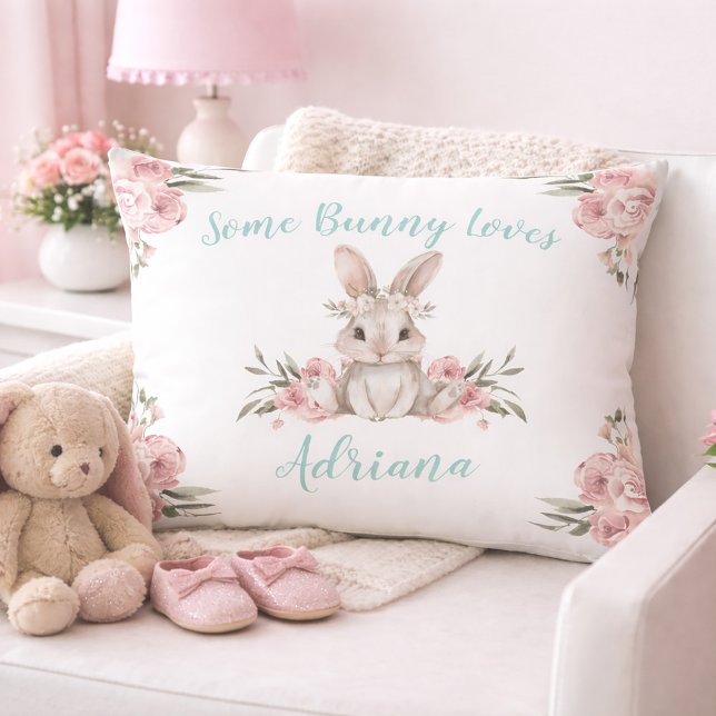 Almofada Decorativa Bebê Bunny Algum Coelhinho Te Ama (Baby Bunny Blush Pink Floral Nursery Accent Pillow)