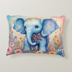 Almofada Decorativa Bebê Elefante Adorável em um Jardim Pastel