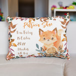 Almofada Decorativa Bebê estábulos fofos fox queda tema personalizado<br><div class="desc">O tema do outono da raposa bebê fox fox bebê fox personalizada faz um maravilhoso presente para um recém-nascido que ultrapassa outros presentes :)</div>