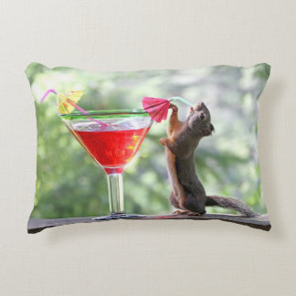 Almofada Decorativa Bebendo do esquilo no happy hour