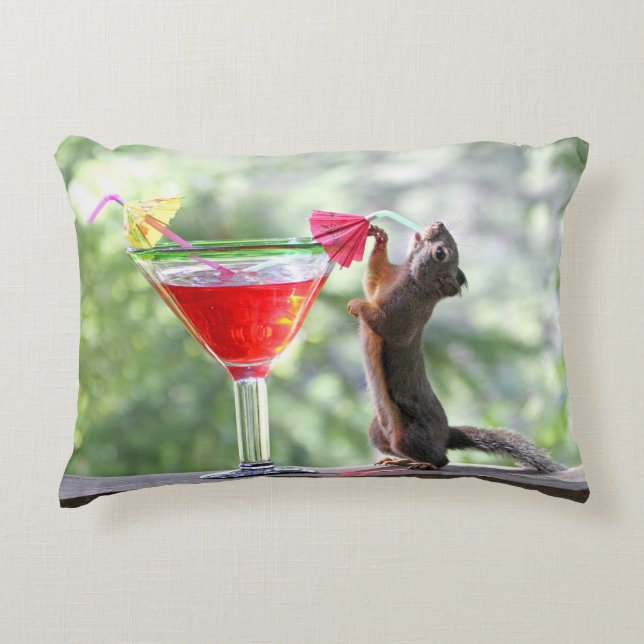 Almofada Decorativa Bebendo do esquilo no happy hour (Frente)