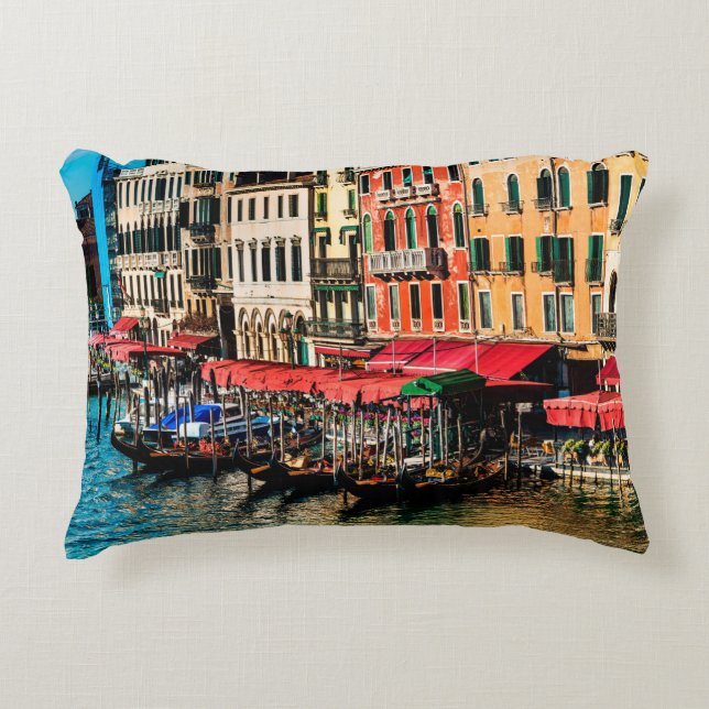 Almofada Decorativa Bela vista da rua d'água e edifícios antigos i (Frente)