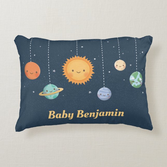 Almofada Decorativa Berçário de Bebê Galáxia Sol e Planetas Espaço Ext (Frente)