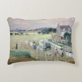 Almofada Decorativa Berthe Morisot - Prendendo a roupa seca para secar