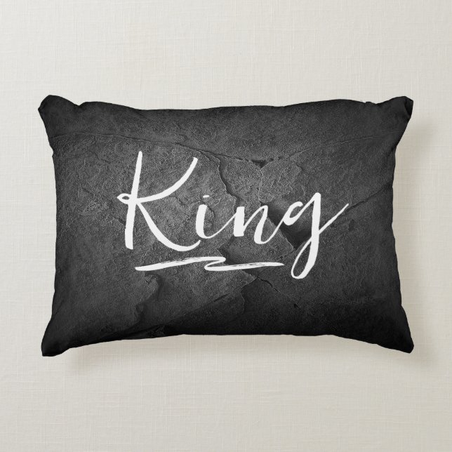 Almofada Decorativa Black Slate Rock com King Text (Frente)