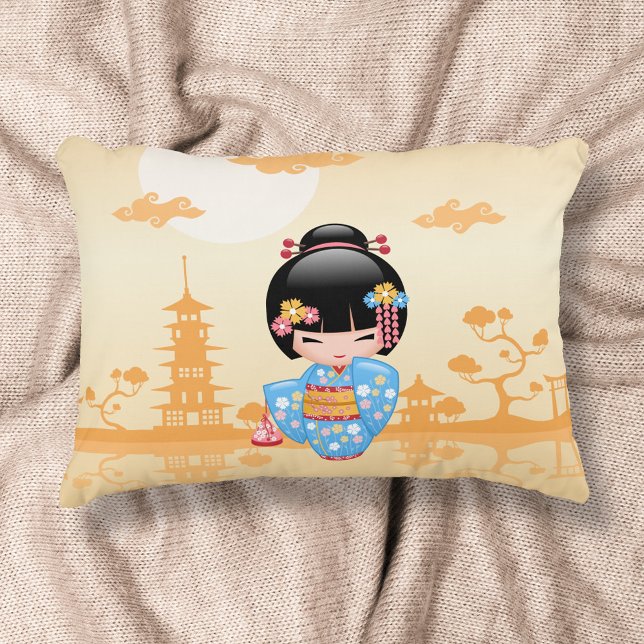 Almofada Decorativa Boneca Maiko Kokeshi Garota Geisha Fofa Amarela (Criador carregado)