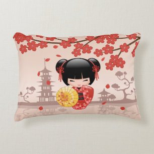 Almofada Decorativa Boneca vermelha de Sakura Kokeshi - gueixa