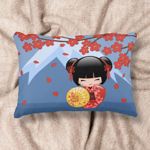 Almofada Decorativa Boneca vermelha de Sakura Kokeshi - gueixa