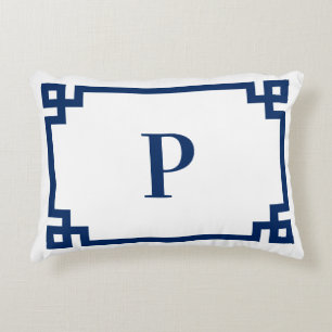 Almofada Decorativa Borda de Monograma com Chave Grega Azul Marinho
