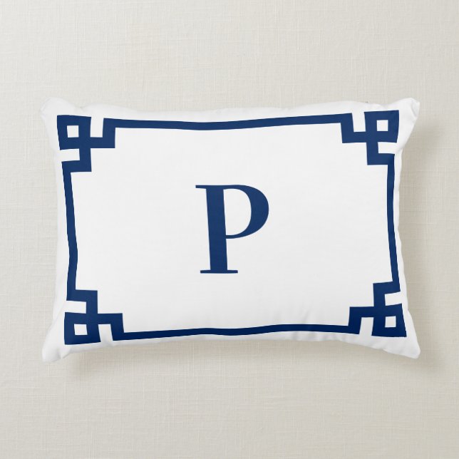 Almofada Decorativa Borda de Monograma com Chave Grega Azul Marinho (Frente)