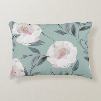 Almofada Decorativa Brancos: Bordados Florais.