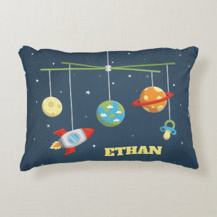 Almofada Decorativa Brinquedos de berço fofos no espaço para travessei