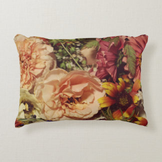ALMOFADA DECORATIVA BUQUÊ DE FLORES PETALIZADO BRANCO E PINCO PETALIZA