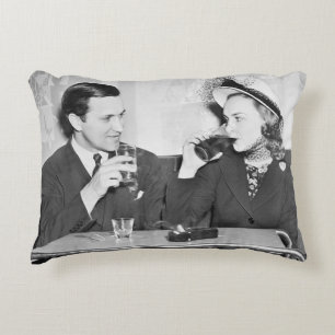 Almofada Decorativa Casal sentado em um restaurante flertando