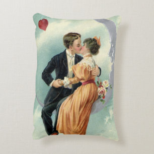 Almofada Decorativa Casal Vitoriano Antigo se Beija em uma Lua Crescen