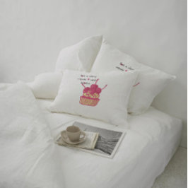 Almofada Decorativa Cherry Cupcake Valentine – Hand-Drawn Dessert