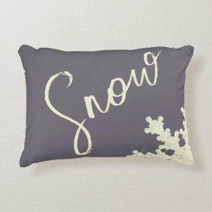 Almofada Decorativa Cinzas roxas com script de neve, manteiga com nata