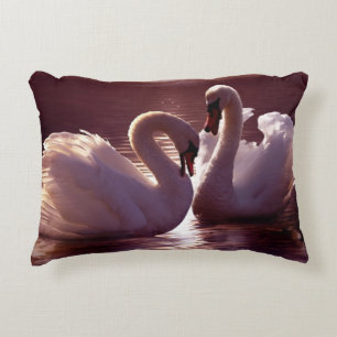 Almofada Decorativa Cisnes Loving que formam um coração