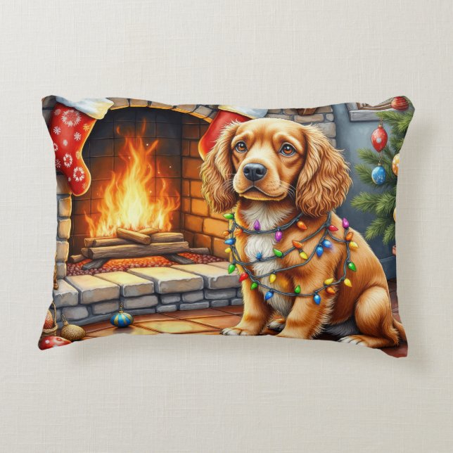 Almofada Decorativa Cocker Spaniel junto à Lareira com Luzes de Natal (Verso)