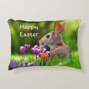 Almofada Decorativa Coelho e Tulipas Feliz Páscoa