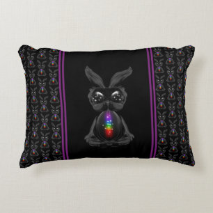 Almofada Decorativa Coelho Negro Cinto com Alma Arco-Íris Chakra