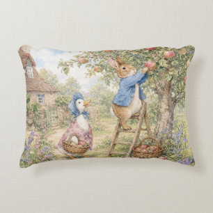 Almofada Decorativa Coelho Pato Clássico colhendo maçãs