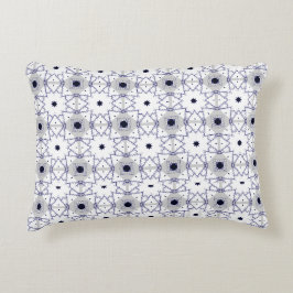almofada decorativa com um padrão geométrico