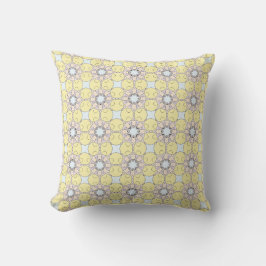 almofada decorativa com um padrão geométrico